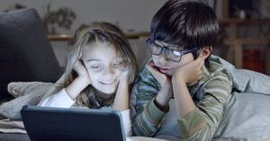 Crianças com e sem óculos a olhar para ecrã