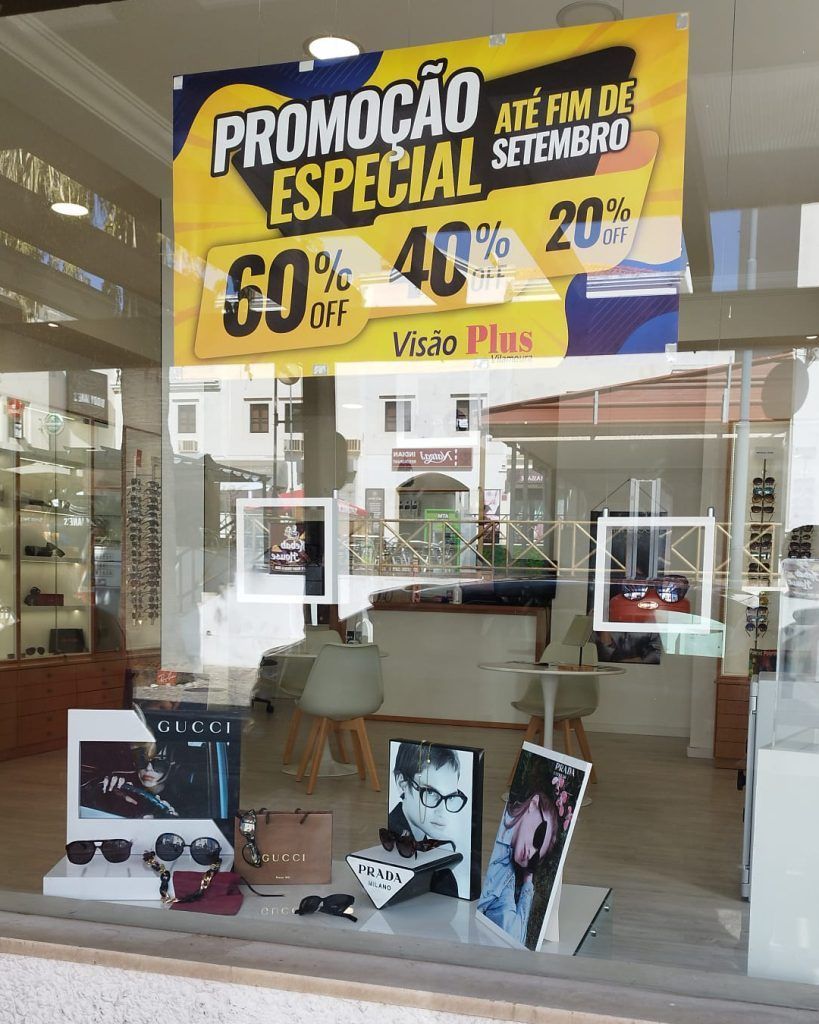 Montra da loja da Visão Plus em Vilamoura (óculos de Gucci e Prada em exposição) com cartaz de Promoção Especial até fim de Setembro. Descontos de 60%, 40%, 20%
