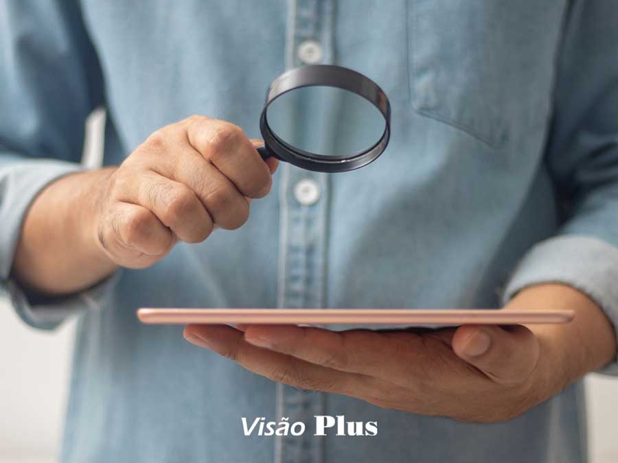 Utilizador de tablet a usar auxílio da lupa para ver melhor